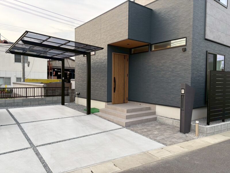 揺るぎない個性を放つ、ダークトーン・エクステリア